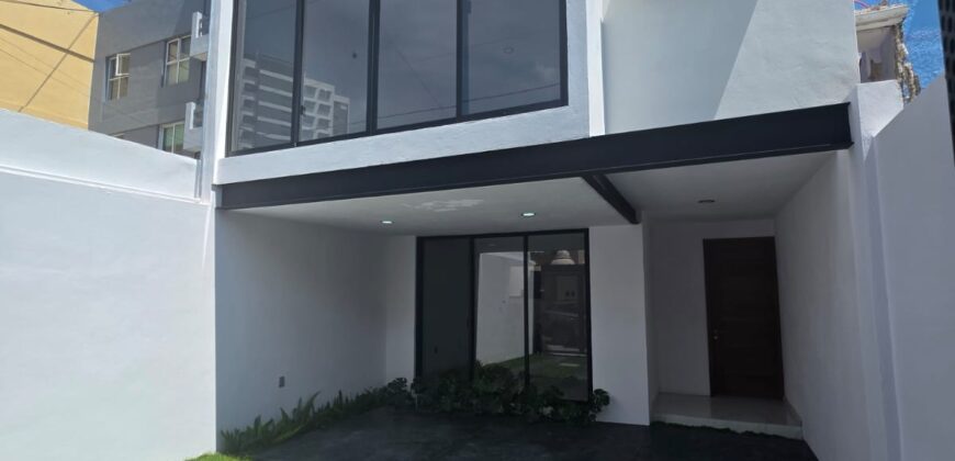 Excelente Casa en Venta en Colomos Providencia, La Guaira