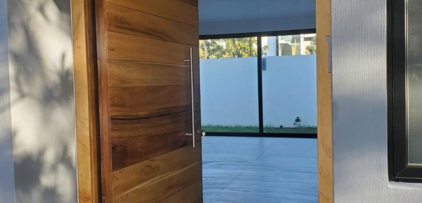 Venta Hermosa residencia en Privanza -Solares