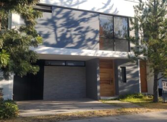 Venta Hermosa residencia en Privanza -Solares