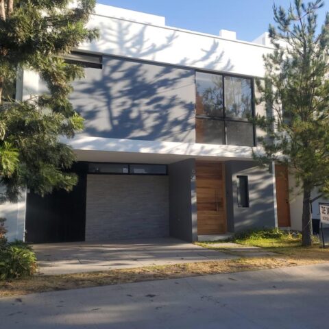 Venta Hermosa residencia en Privanza -Solares