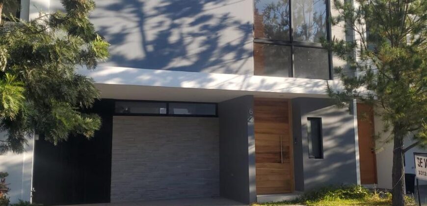 Venta Hermosa residencia en Privanza -Solares