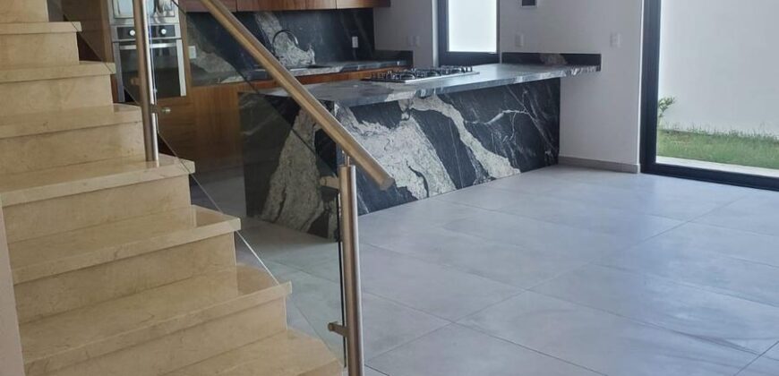 Venta Hermosa residencia en Privanza -Solares