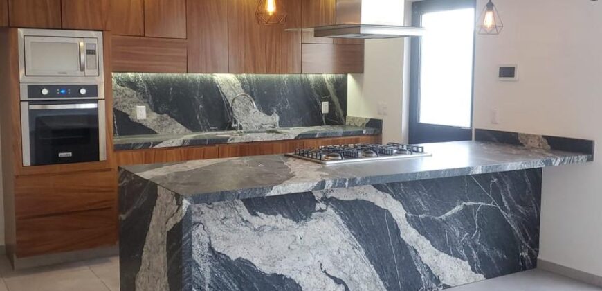 Venta Hermosa residencia en Privanza -Solares